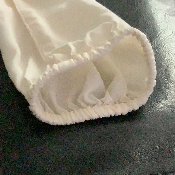 White top with vines of flowers - Picture 3 of 3